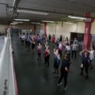 Mulheres fazem aula de ginástica