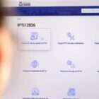 Tela de computador mostra opções de acesso sobre o IPTU 2026