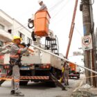 Homens trabalham em rede de energia elétrica
