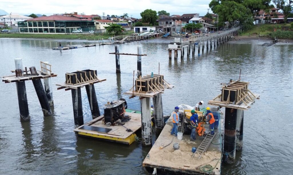 Obra do novo Cais do Espinheiros avança com concretagem dos módulos flutuantes