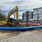 Imagem mostra retroescavadeira trabalhando em obra