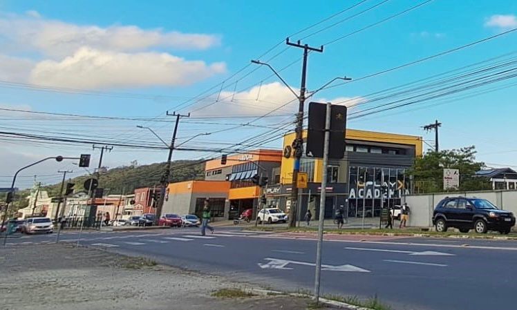 Águas de Joinville realiza manutenção preventiva nas redes de água e esgoto da avenida Procópio Gomes