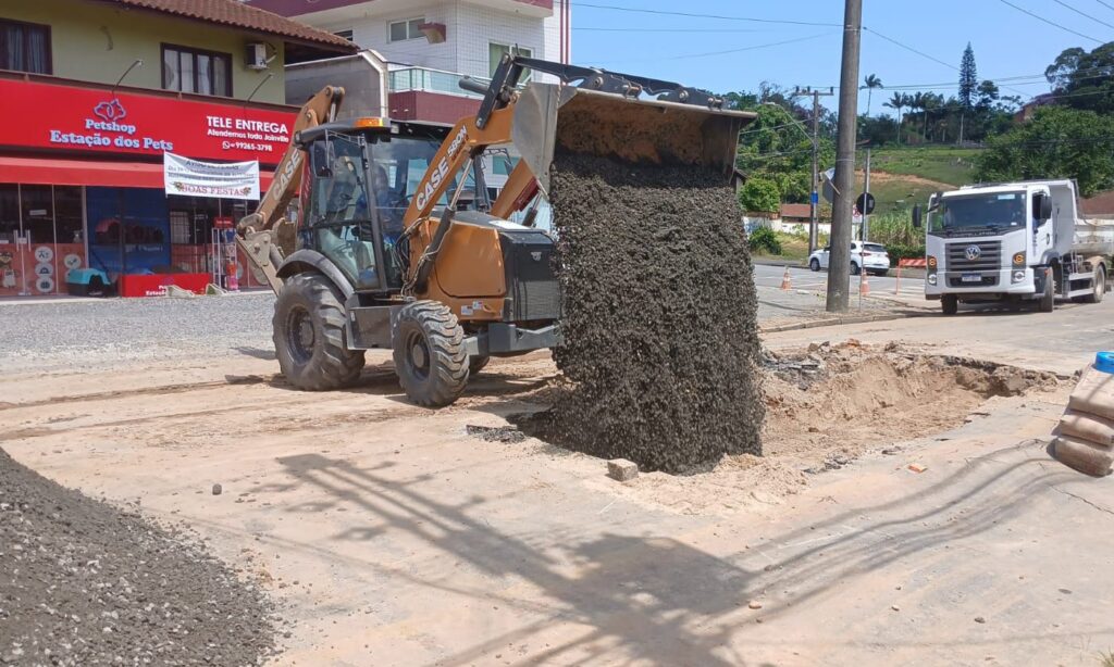 Águas de Joinville finaliza reparo emergencial em adutora na rua Tenente Antônio João