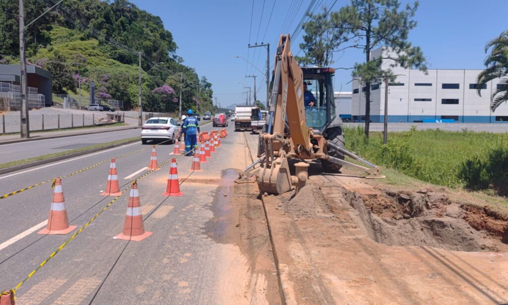 Águas de Joinville conclui reparo emergencial na avenida Santos Dumont