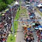 Imagem aérea mostra carro alegórico na avenida e milhares de pessoas assistindo ao desfile