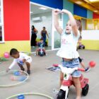 Crianças brincam em CEI