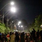 População em rua iluminada