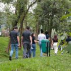 Grupo passeia por trilha