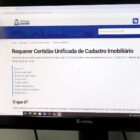 Tela de computador mostra página sobre certidão unificada de cadastro imobiliário