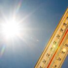 Imagem de termômetro ao lado do sol