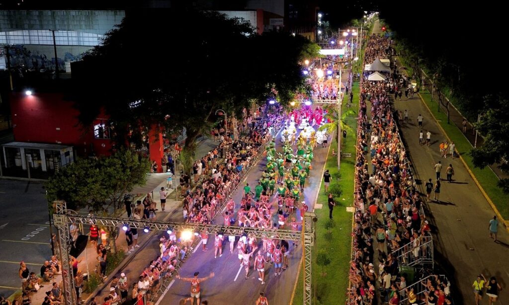 Montagem da estrutura para o Carnaval de Joinville interdita ruas a partir de quarta-feira