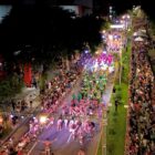 Imagem aérea de desfile de Carnaval em avenida