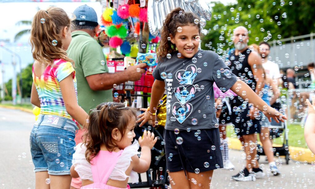 Carnaval da Família e Encontro dos Blocos divertem foliões de todas as idades em Joinville