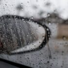 Pingos de chuva em vidro de carro