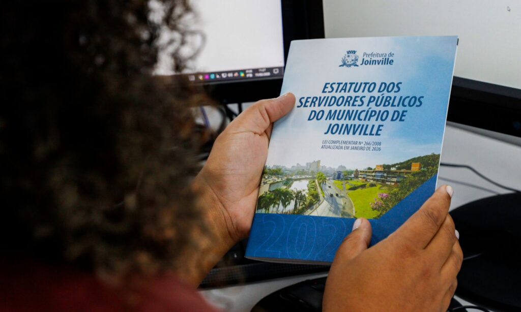 Prefeitura de Joinville moderniza Estatuto do Servidor após 18 anos e distribui documento para mais de 14 mil servidores