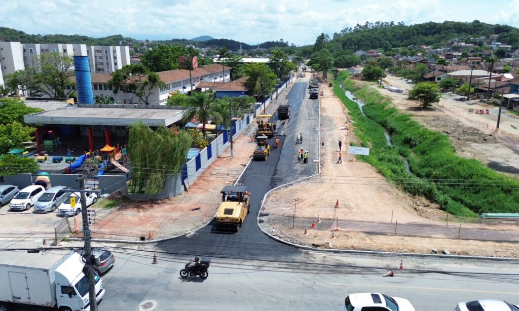 Obras do Passeio Público do Parque Guarani avançam com pavimentação de rua e três frentes de serviço