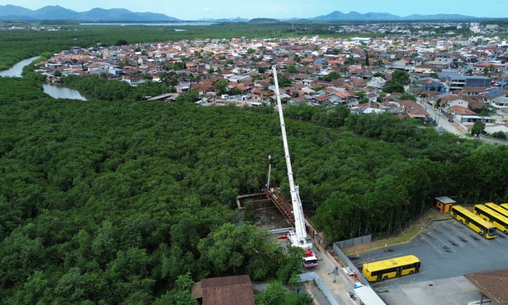 Equipamento para obras em portos começa a ser usado para cravação de estacas da Ponte Anêmonas