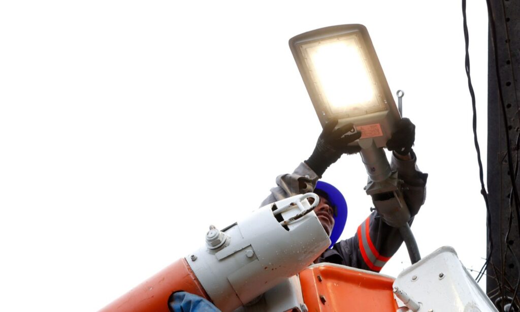 Modernização da iluminação pública pela PPP avança pelos bairros de Joinville