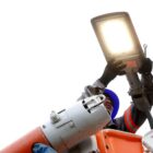 Homem trabalha em poste de iluminação pública