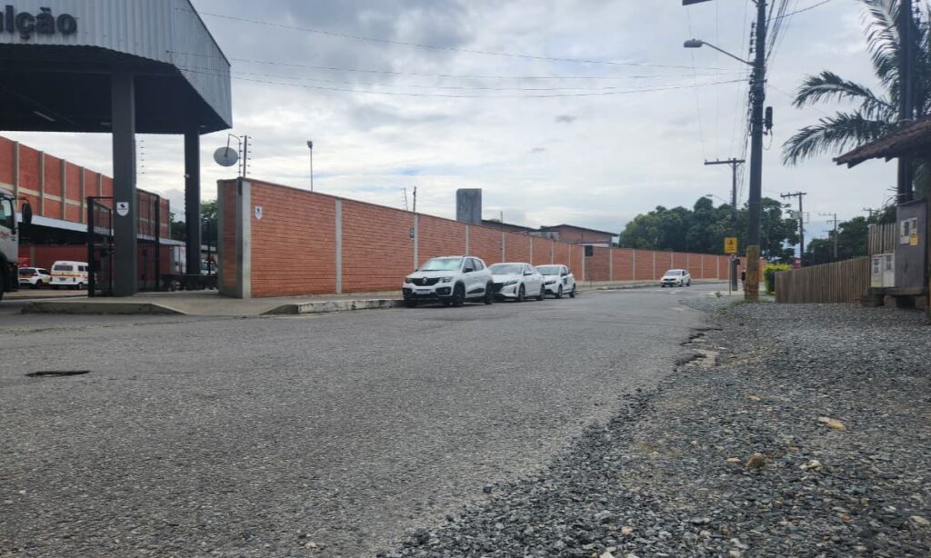 Intervenção em rede de drenagem causa interdição em trecho de rua da Zona Industrial Norte
