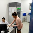 Duas mulheres trabalham em sala de vacinação