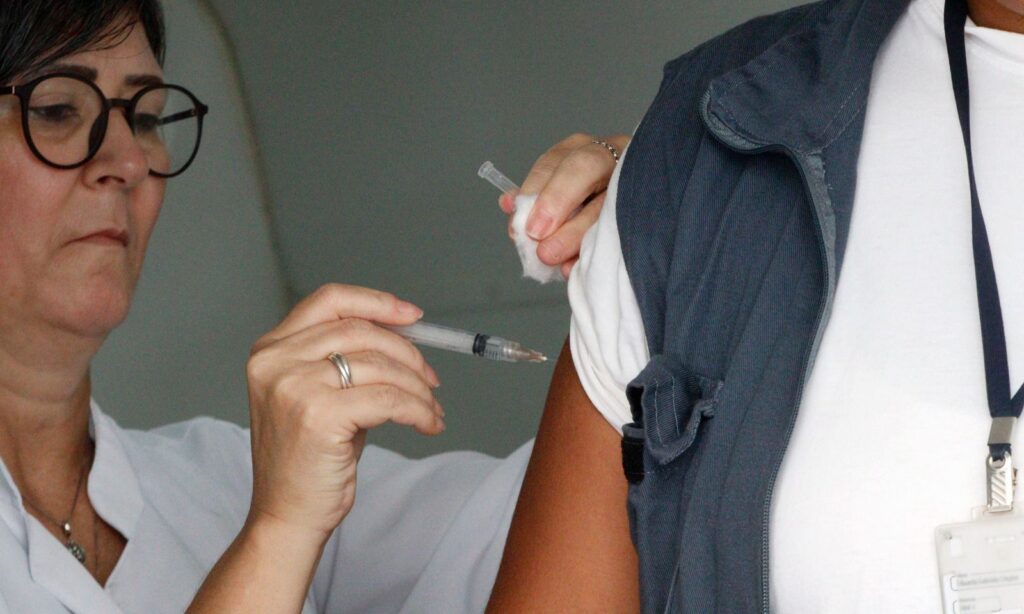 Joinville amplia estratégia de vacinação contra a dengue e inicia imunização de profissionais da saúde