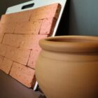 Tijolo e vaso de cerâmica