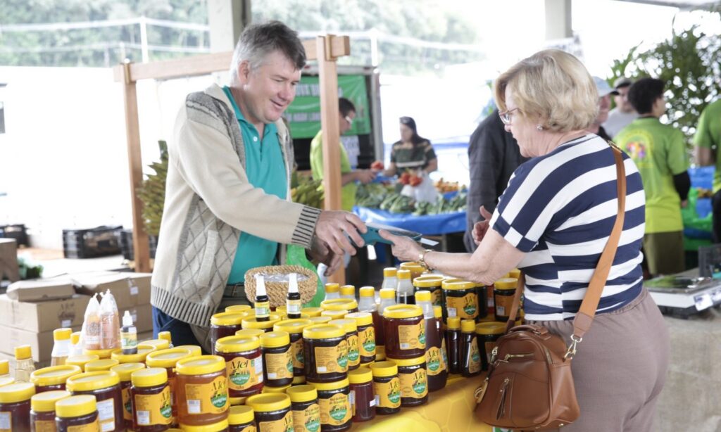 Feira Direto do Campo conecta produtores rurais a consumidores com venda de produtos e atividades para toda a família em Joinville