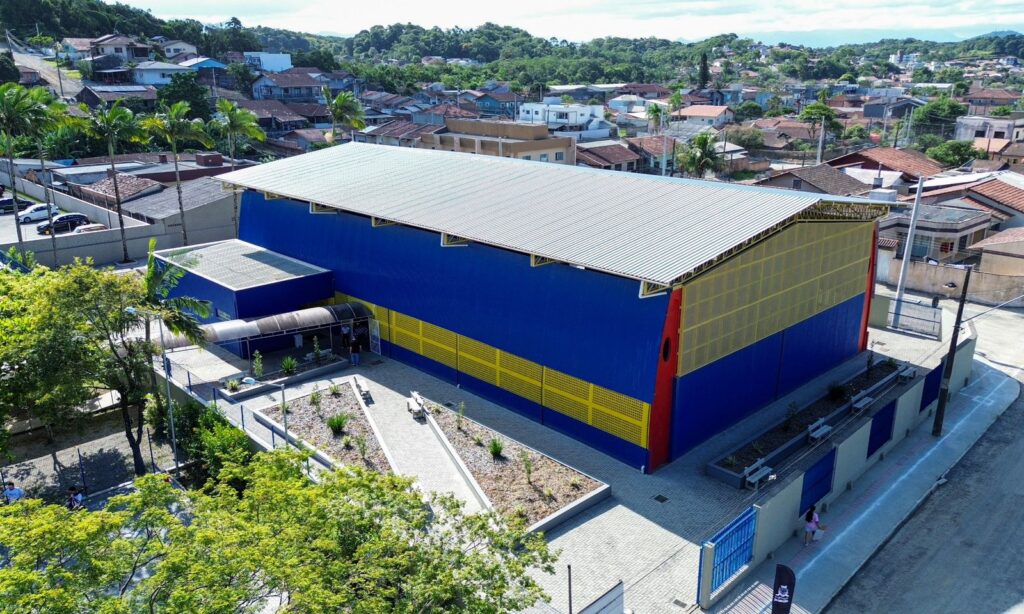 Prefeitura inaugura reforma e ampliação de quadra em escola do bairro Parque Guarani