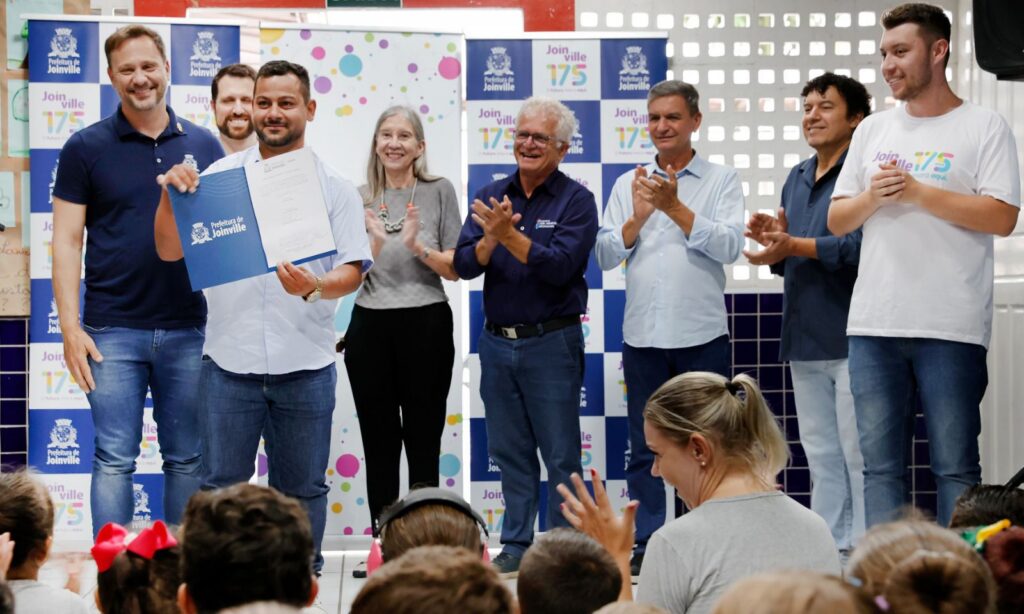 Prefeitura de Joinville entrega Ordem de Serviço para construção de quadra coberta em escola do bairro Vila Nova