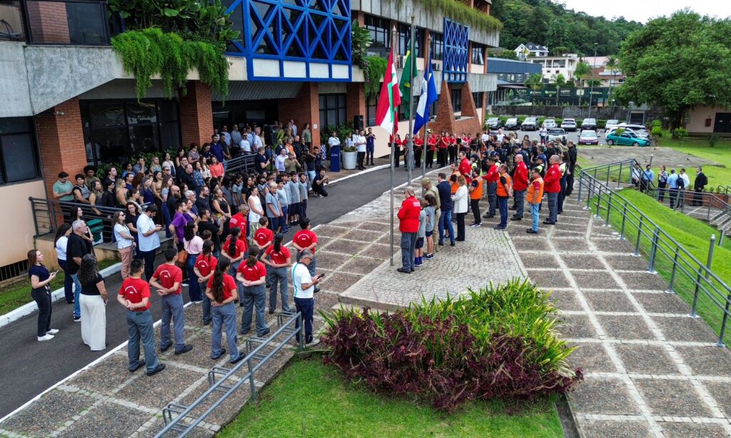 Hasteamento das bandeiras dá início à programação de aniversário dos 175 anos de Joinville