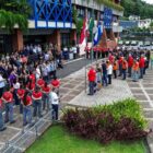 Vista aérea da solenidade de hasteamento das bandeiras, em frente à Prefeitura