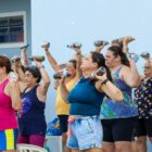 Mulheres realizando ginástica funcional