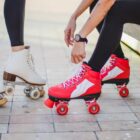 Duas pernas femininas com patins