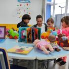 Crianças em sala de aula com professora