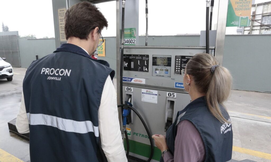Procon de Joinville realiza pesquisa de preço de combustíveis e solicita informações sobre aumento do diesel a 30 postos