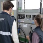 Dois fiscais do Procon em frente a uma bomba de gasolina