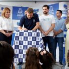 Prefeito assina ordem de serviço da obra da quadra coberta