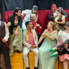 Elenco da peça reunido