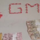 Em cima de uma mesa, há notas de dinheiro e pinos de cocaína