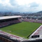 Imagem aérea de um estádio de futebol de campo