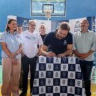 Prefeito assina documento observado por outras autoridades