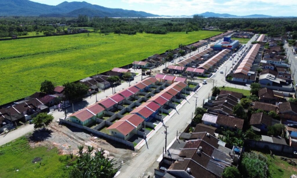 Após quebra de contrato, nova família recebe casa no Conjunto Habitacional Cubatão II em Joinville