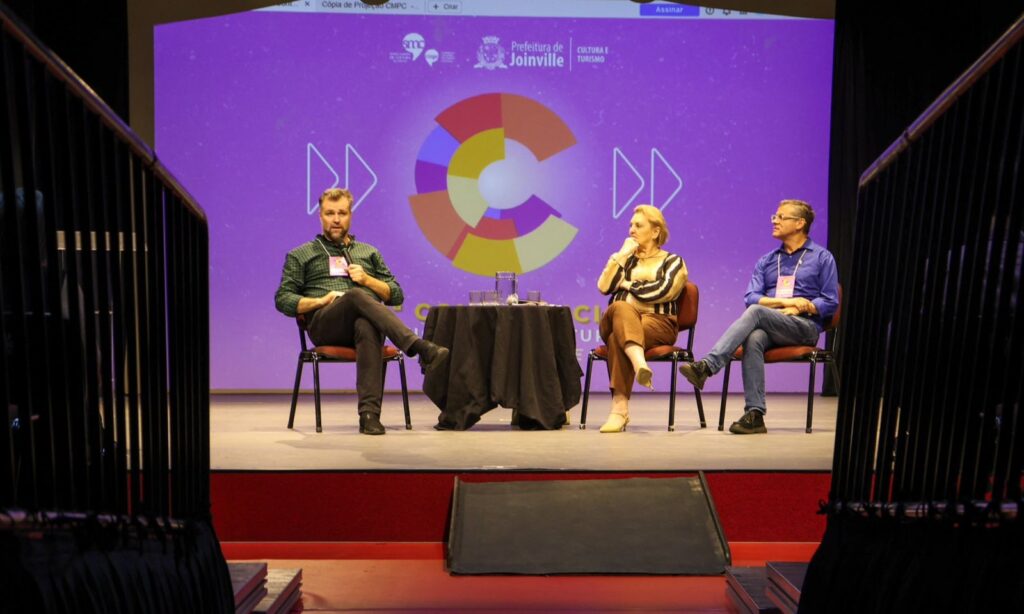 10ª Conferência Municipal de Cultura de Joinville abre programação com debate sobre governança
