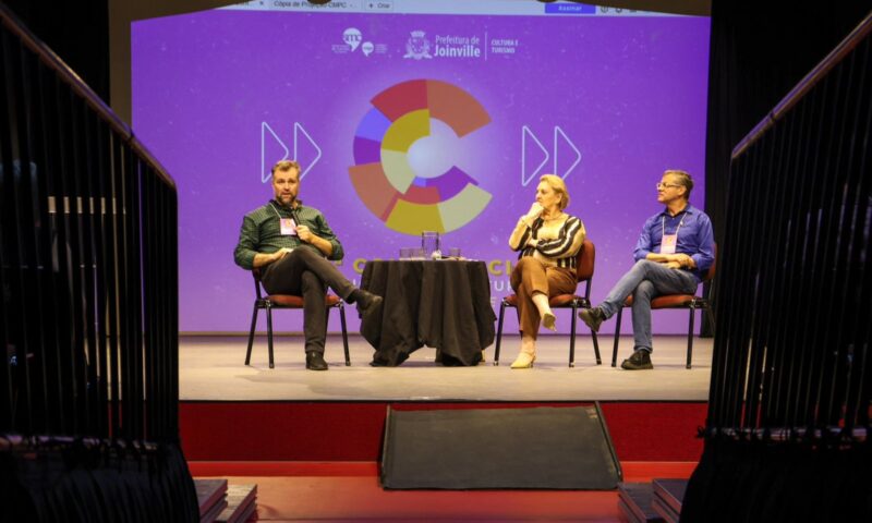 10ª Conferência Municipal de Cultura de Joinville abre programação com debate sobre governança
