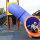 Menino desce em escorregador de centro de educação infantil