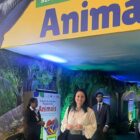 Mulher posa para foto em frente a totem de evento