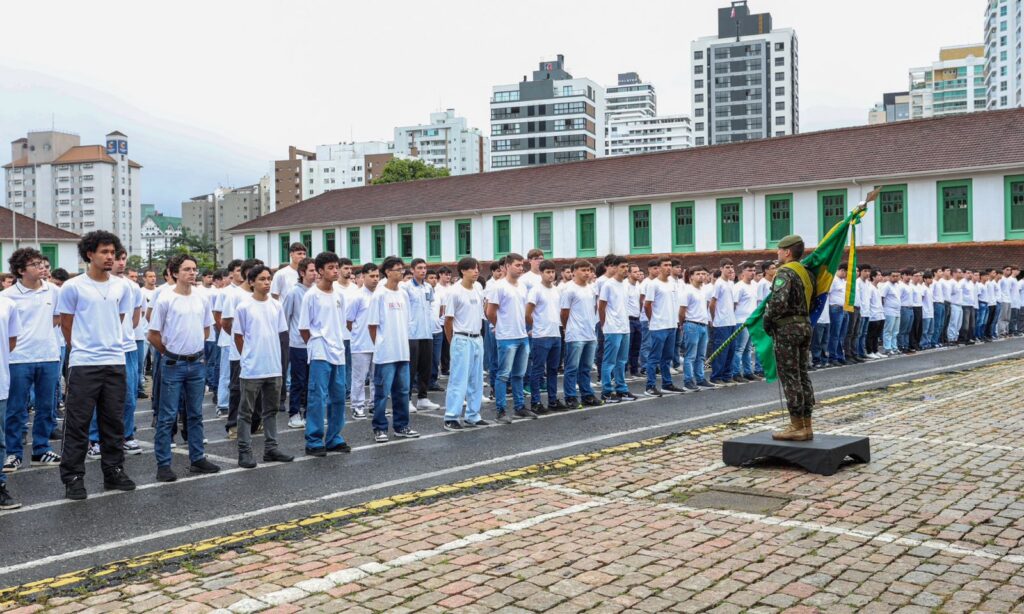 Jovens dispensados do Serviço Militar fazem Juramento à Bandeira no 62º Batalhão de Infantaria em Joinville