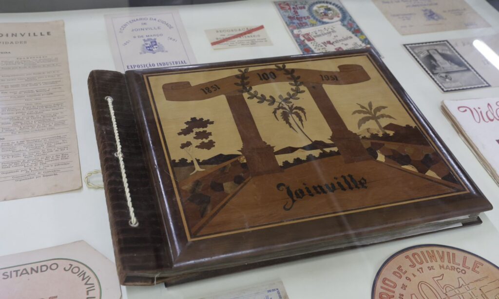 Exposição sobre os aniversários de Joinville convida o público a refletir sobre a história da cidade