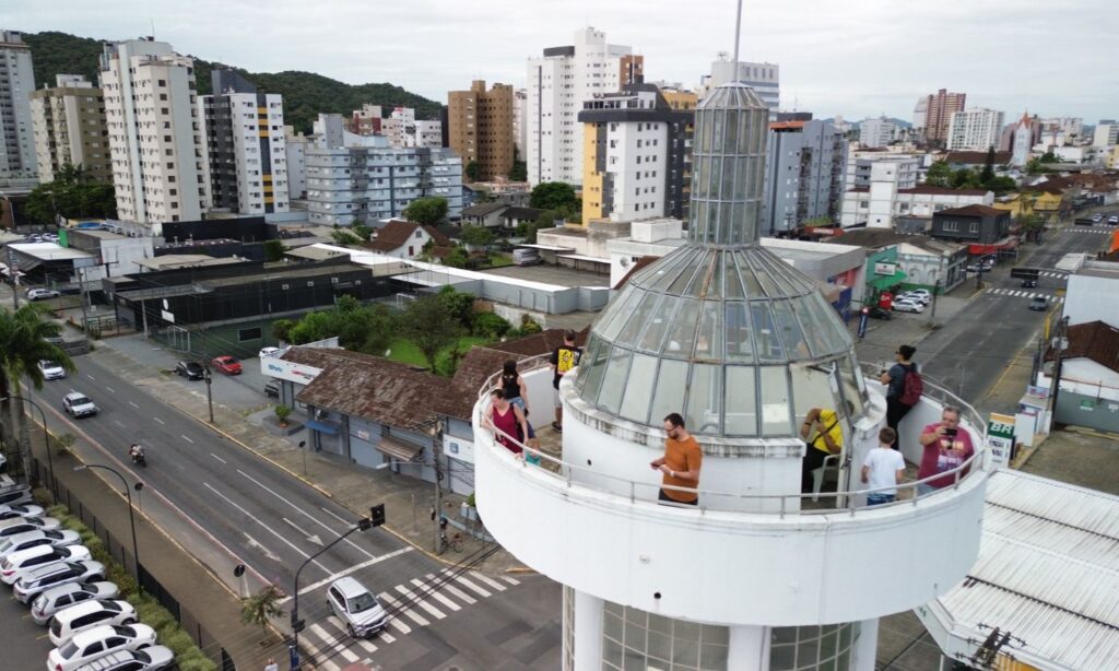 Agenda cultural de Joinville tem visita ao Farol, feiras, exposições e apresentações
